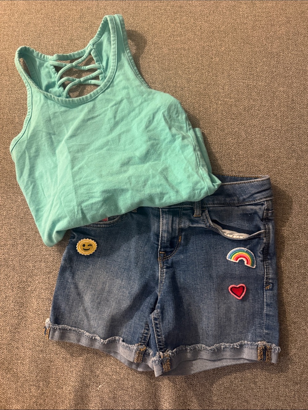 5/$15- Girl’s outfit size small